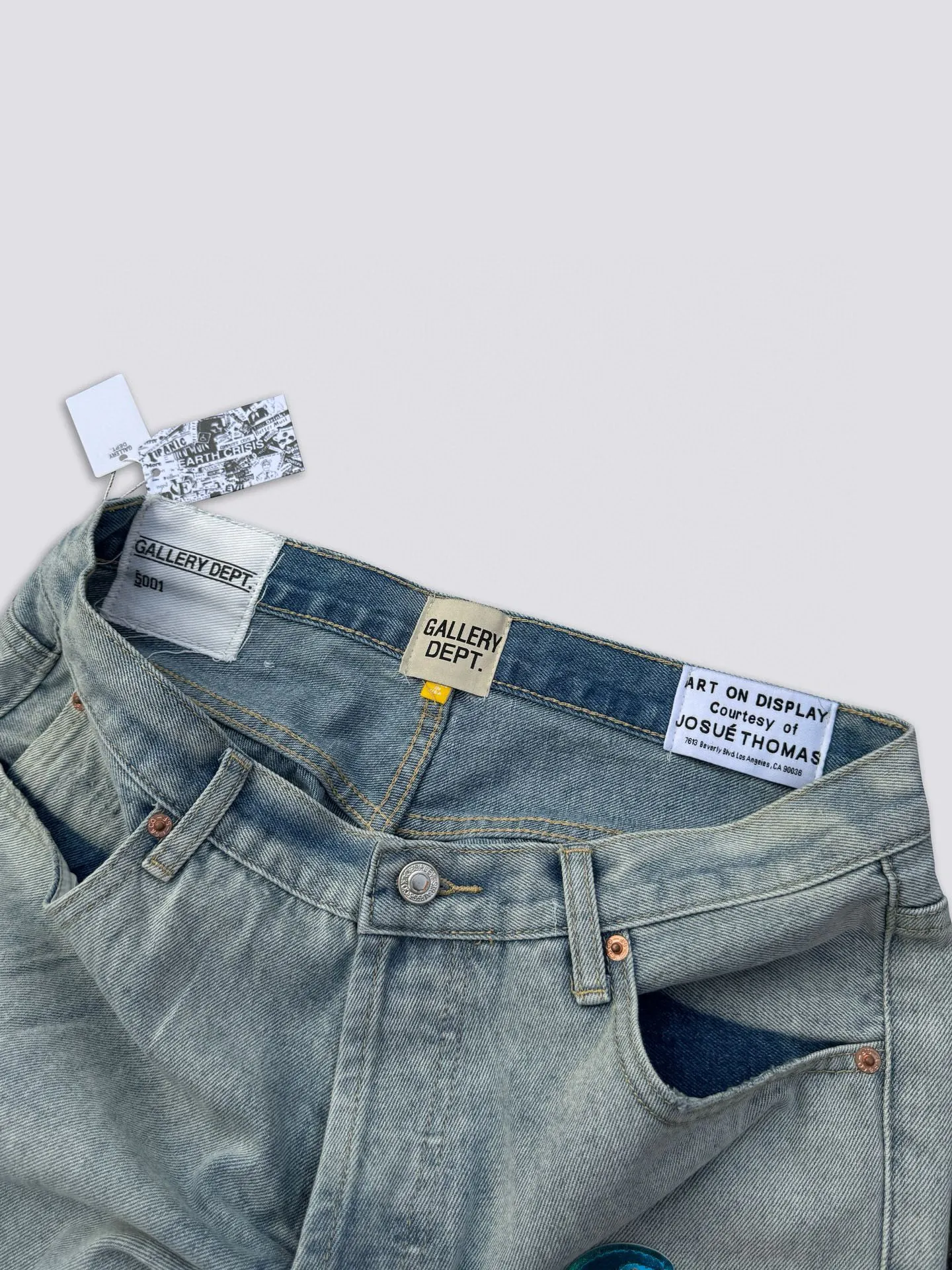 -Size upper body P240#G66 GALLERY DEPT. Denim spliced ​​with all-over printed leather ripped bell-bottoms, washed and distressed jeans. GALLERY is attracted by these bell-bottoms. Whether it is a reset of Carhartt or Levis, they all create a strong brand style. Since these pants are modified from rare vintage, the production capacity is limited. Therefore, after many icons wore them, these pants were once hard to find. Later, perhaps due to the improvement of GD's business in the past two years and the expansion of production lines, the brand itself lowered the price, so I can't wait any longer for these pants this year and will definitely buy them. During the process of the denim washing plant, the owner of the washing plant helped introduce a boss who had worked for Levi's foundry and started his own business. This also paved the way for the following styles. Therefore, Levi's remodeled single product for the base plate is really familiar. Whether it is the fabrics supplied or the lathes used in production, there is nothing to choose from. -Color: blue -Size: S-XXL (corresponding to 28-36)